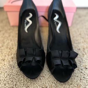 Black heels with ruffle on the toes